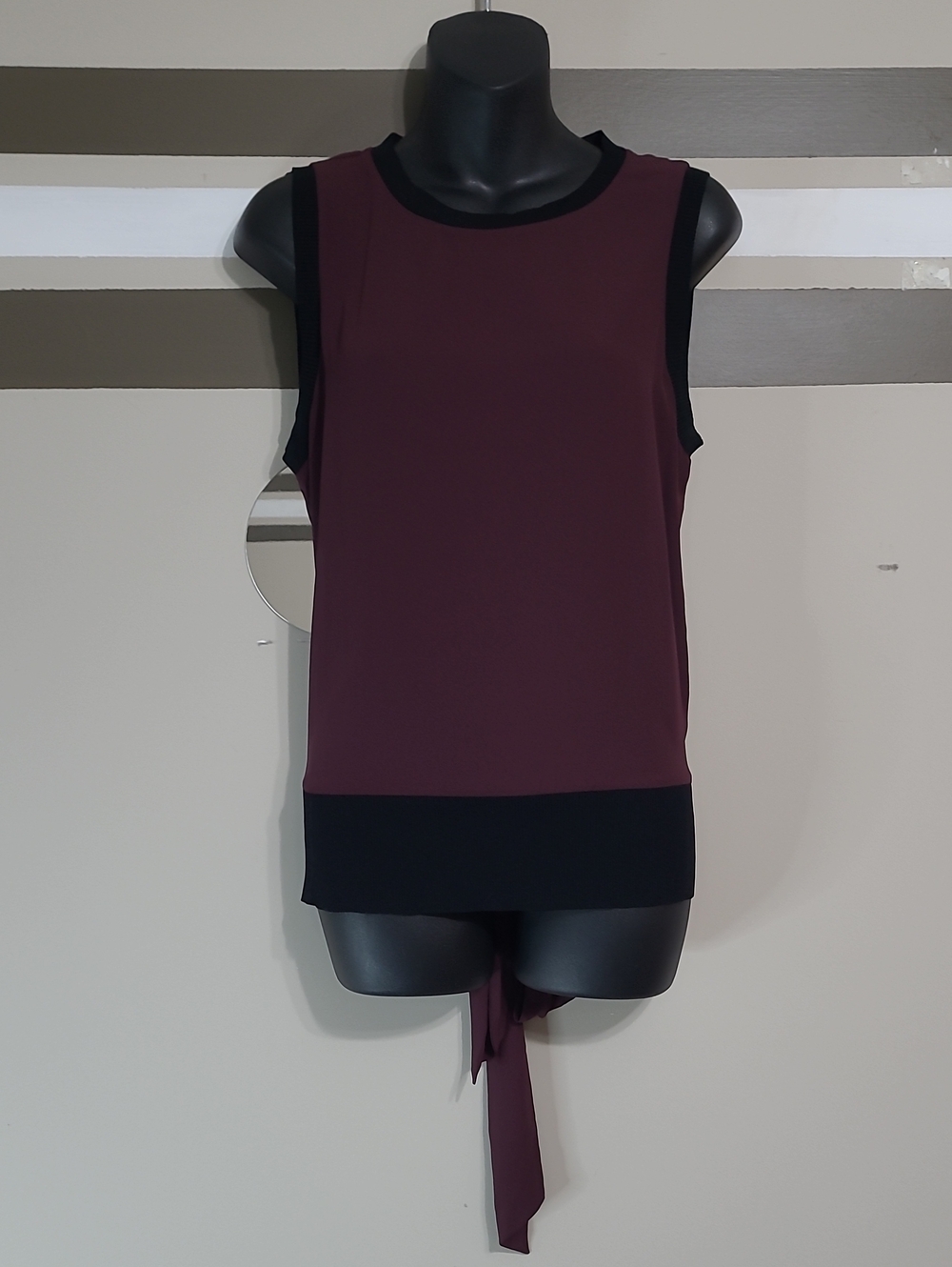 NWOT Trouve Slveless Deep Maroon Contrast-Trim Tie-Back Semi-Sheer Blouse Sz MD